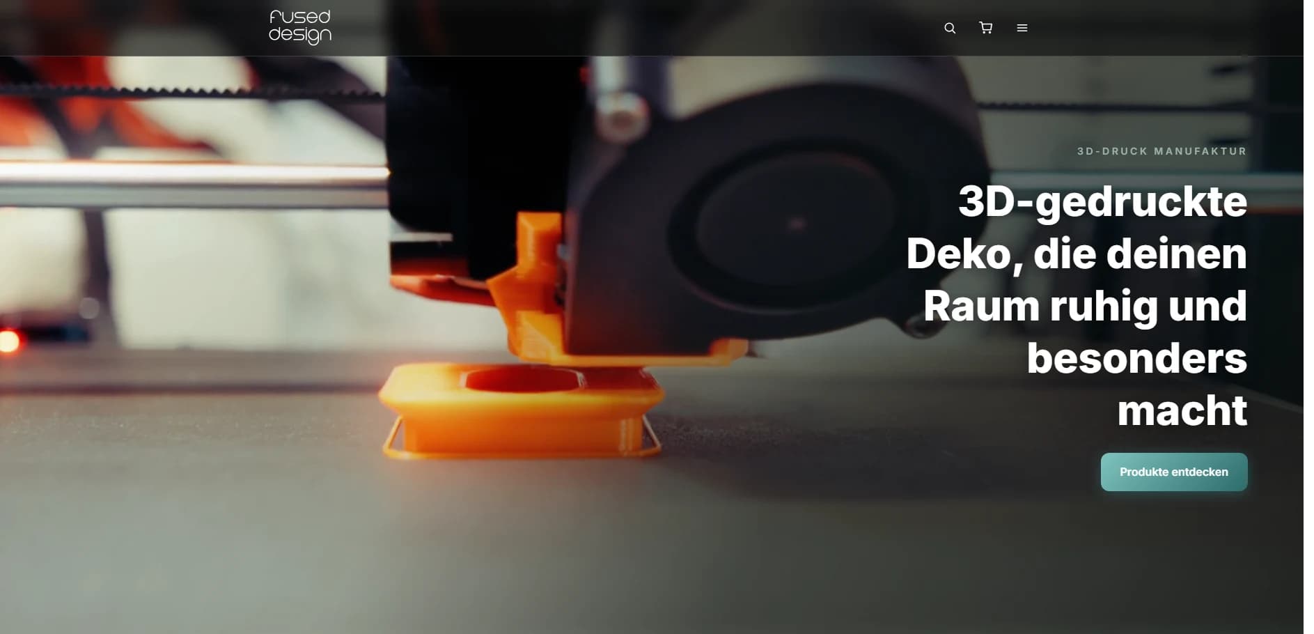 Startseite von fused-design.de: 3D-Drucker druckt ein orangefarbenes Werkstück, daneben der Titel „3D-gedruckte Deko, die deinen Raum ruhig und besonders macht“